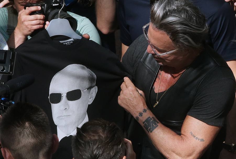 All&#39;attore anche una maglietta con il volto del presidente Russo in dono (Olycom)